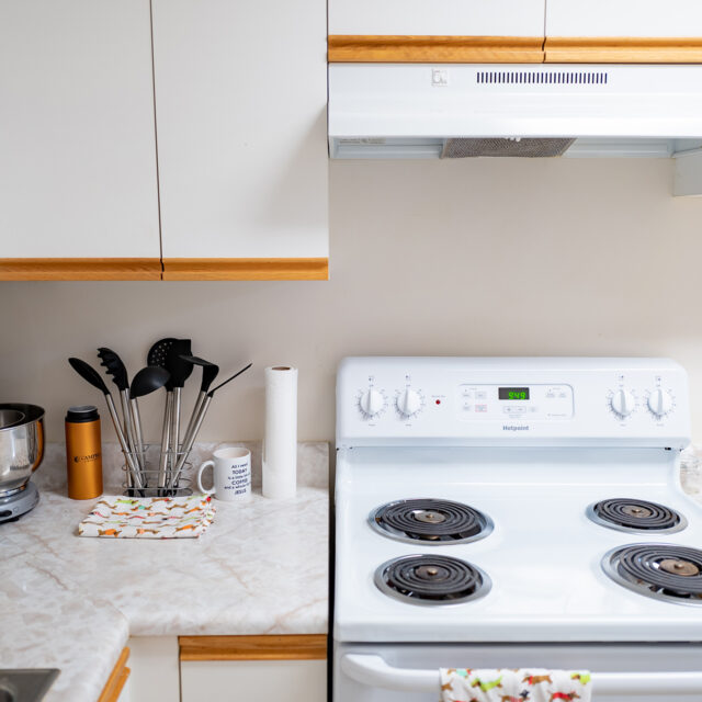 Image of a kitchen inside a Faculty Memorial Commons apartment