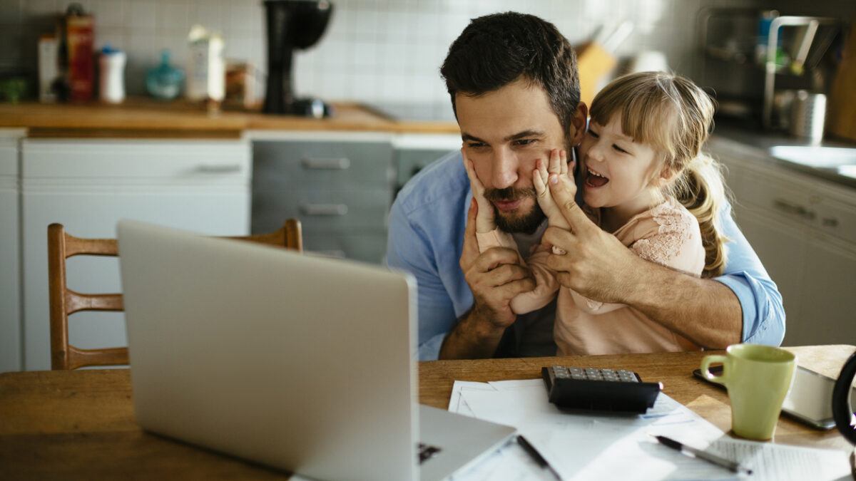 father studying online