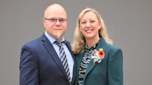 Distinguished Alumna Stephanie Holmes poses for a photo with her husband