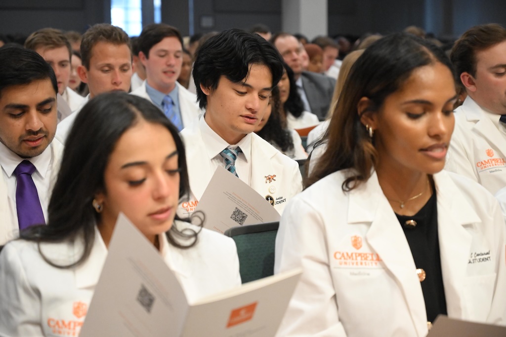 New student doctors recite the Osteopathic Oath.