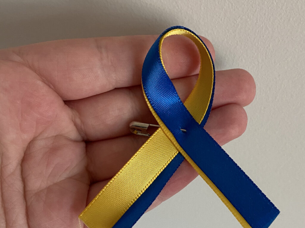 Photo of ribbon pin in gold and yellow, Ukrainian flag colors